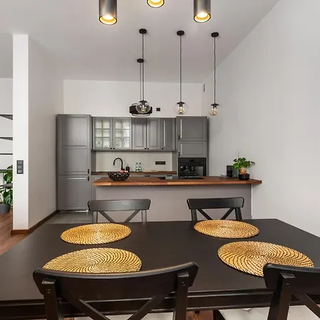 Old Town Deluxe By Bookinghost *